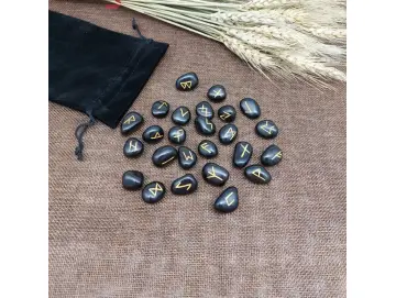 Handgravierte Runensteine mit goldener Gravur