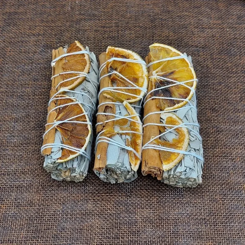 Räucherbündel mit weißen Salbei, Orangenscheiben und Zimt