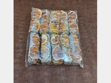 Räucherbündel mit weißen Salbei, Orangenscheiben und Zimt